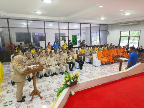 มูลนิธิราชประชานุเคราะห์ในพระบรมราชูปถัมป์มอบของพระราชทานบ้านไฟไ