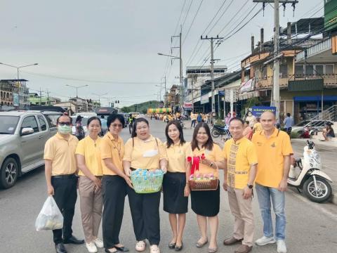 ร่วมพิธีตักบาตรถวายพระราชกุศล