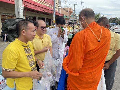 ร่วมพิธีตักบาตรถวายพระราชกุศล