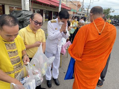 ร่วมพิธีตักบาตรถวายพระราชกุศล