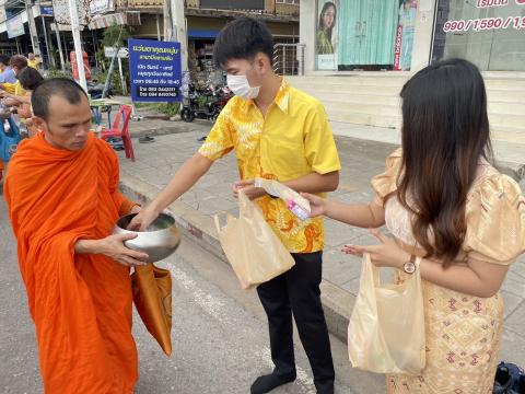 ร่วมพิธีตักบาตรถวายพระราชกุศล