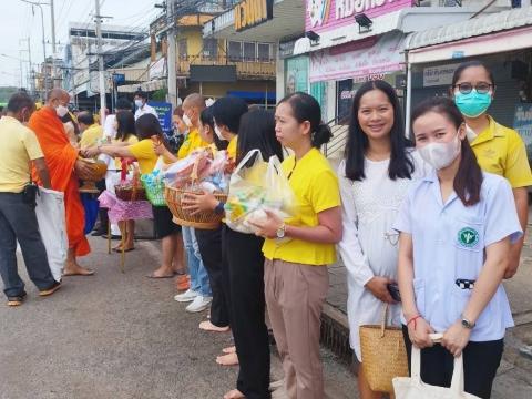 ร่วมพิธีตักบาตรถวายพระราชกุศล